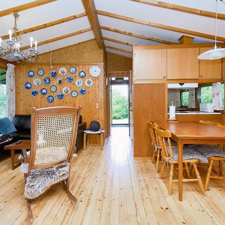 4 Person In Skibby-by Traum *